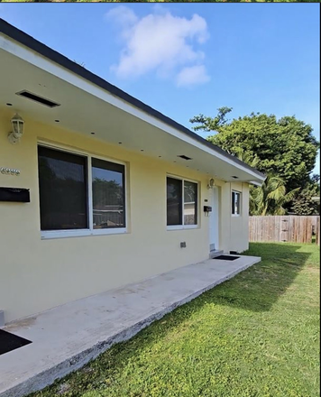 Front - Fully furnished 2/2, 1/2 mile to campus!