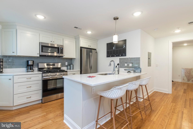 Unit 1 Kitchen - Furnished Luxury 3 bed / 2 or 3 Bath Luxury bi-level unit for $2500 Triplex