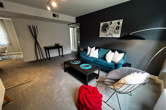 Living room - 2 BR/1 BA Furnished Near Rosslyn and Key Bridge - end unit in garden apts