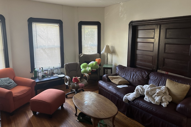 . - Spacious 4 Bed / 1 Bath with FREE laundry & Parking!! Available 6/1/26!!