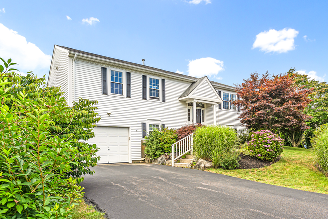 Front of house - House in quiet neighborhood close to Narragansett beach