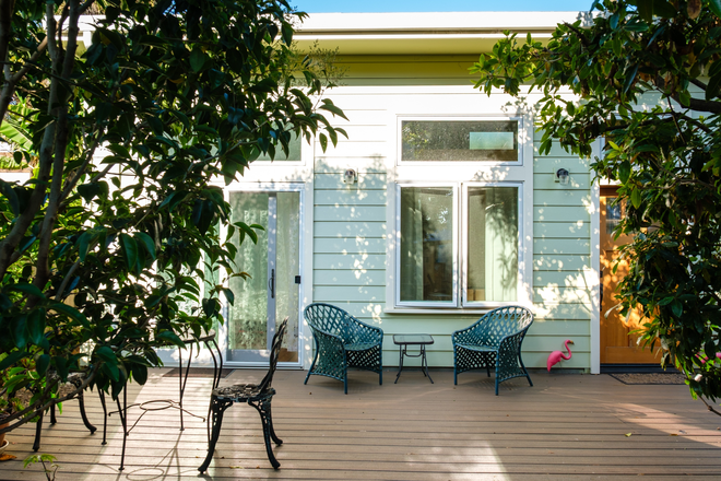 Outdoor deck and entryway - Charming 1 Bedroom Garden Cottage – Fully Furnished, Utilities Included, Walk to Campus