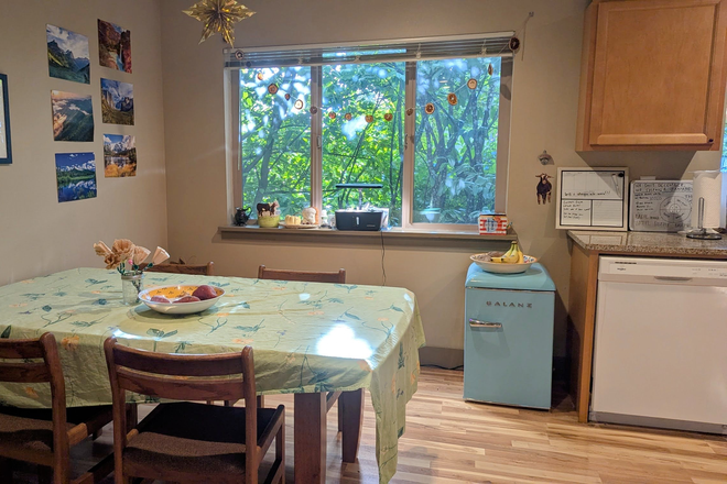 Dining Room - Townhouse 1 Block from Campus