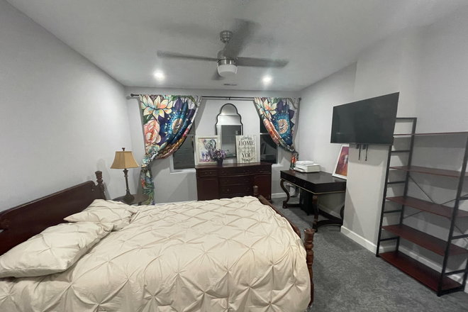 Private Bedroom B - Spartan House: Furnished private bedroom walking distance to JHU