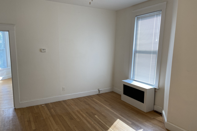 Hub Realty - Brighton, Oak Square, renovated 3 bed near 57 bus Apartments