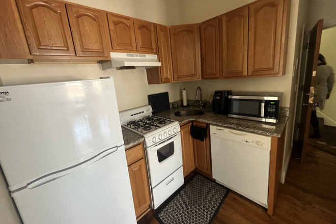 . - COZY TWO BEDROOM IN SOUTH END AVAILABLE 9/1 Apartments