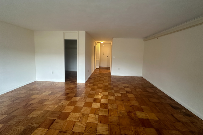 - - Studio Apartment with Pool & Concierge – Near Longwood Area
