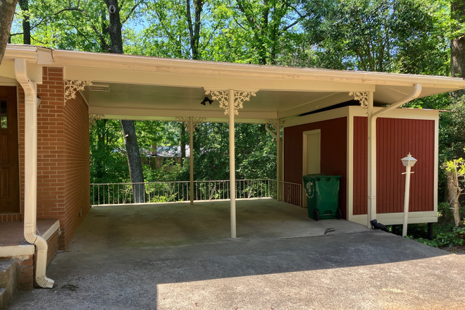 2-car Carport with Storage Shed - Spacious 3 BD/2.5 Bath Home in Lindmoor Woods S/D — 5 miles from Emory University