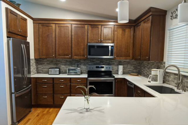 2175 kitchen - 11 MIN DRIVE TO UCCS & WALK TO GARDEN OF GODS PARK