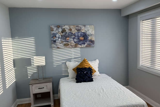 Bedroom - Charming Shared Rentals in Nairn Avenue - Nairn Avenue, Toronto