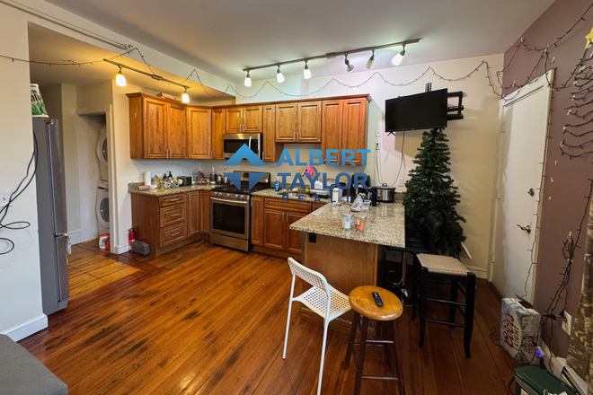 Living Room - Large 5 Bed 2 Bath on Norfolk Street!!