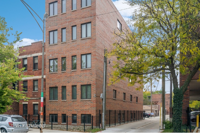 outside - Walking Distance To UIC & RUSH & CTA (Blue Line Station) Short Term Leases Available