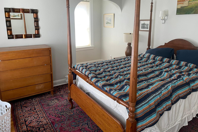 Main bedroon - Entire House Short Walk from Downtown Clayton and Metrolink