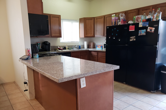 two fridges - Beautiful 5 bedroom right next to the Stadium House