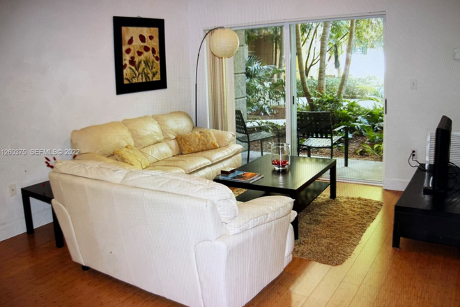 Living room - Unit 2/1 for rent South Miami ( 3 minutes  - 0.5 miles to UM)
