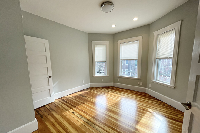 living - GREAT LOCATION! 4 BED 2 BATH WITH IN-UNIT LAUNDRY, NO BROKER FEE! AVAIL 9/1/26!! Apartments