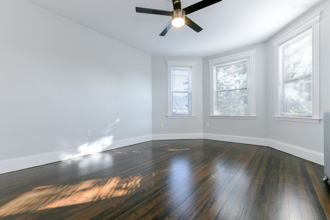 Livingroom - Gorgeous 4 Bedroom/2 Bath Apartment for rent