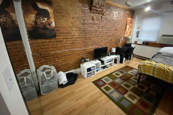 Living - 2 bd 1 ba In Unit Laundry (North End) Apartments