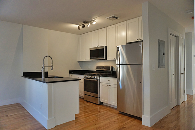 Kitchen - Renovated 3-Bed, 2-Bath Near Porter & Union Apartments