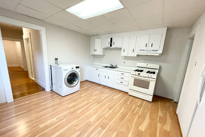 kitchen - Great 2 Bedroom Apt in the heart of the Polish Triangle