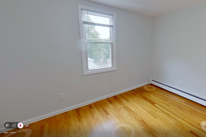 Hub Realty - Beautiful 2 bedroom with renovated kitchen and bath, free month rent Apartments