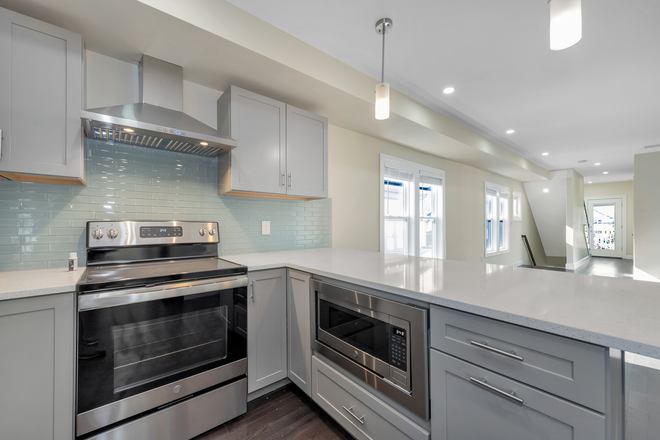 Call NOW for showings! 617-236-8600 - WRIGHT AVE - HUGE 2 FLR 5BR NEAR TUFTS W/ IN UNIT LNDRY, 5.5 BATH, DECKS, PRKNG INC AVAIL *6/1/2026* Apartments