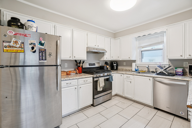 Kitchen - 5000 Quebec St (College Park, MD) Apartments