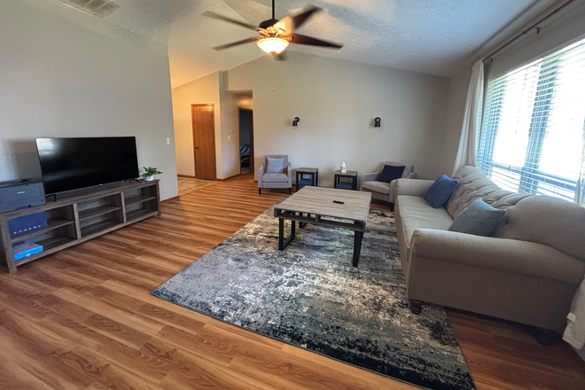 Living Room - House 15min from campus