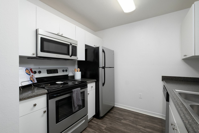 KITCHEN - LEXINGTON CROSSING APARTMMENTS, FREE SHUTTLE TO CAMPUS,  CLOSE TO SHOPPING MALLS Apartments