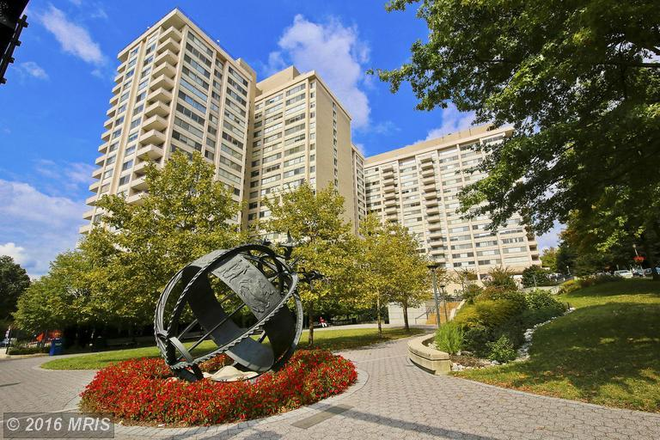 Building - Comfortable studio close to public transportation, shopping, restaurants and parks