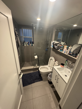 fully furnished bathroom - Akelius Apartments