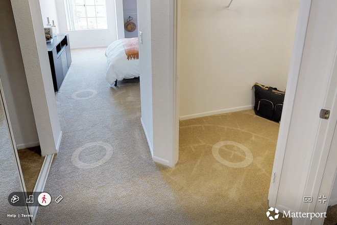 Walk in closet - La Regencia Apartments