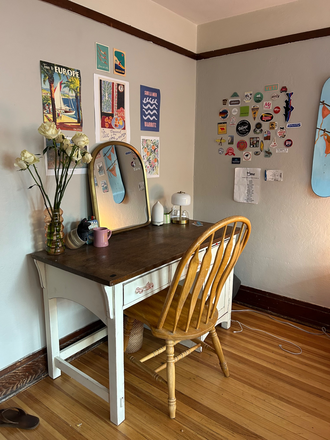 Cutie desk - SPRING SUBLEASE!! House located three blocks from campus on the hill!!!