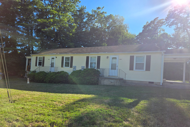Front of Duplex - $1,300 / 2br - Duplex **walking distant to VA Tech (1.2 miles) ** (Blacksburg, VA)