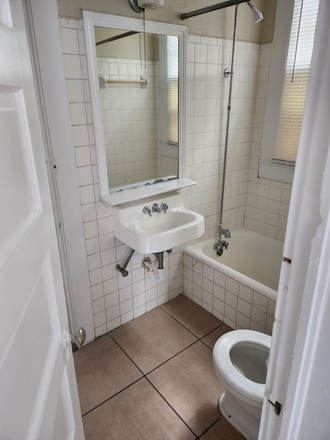 quiet bathroomm - HISTORIC LOCATION   (1ST FLOOR) Apartments