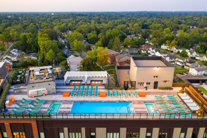 Rooftop pool and hot tubs - The Hub on Campus-sublease available for female student