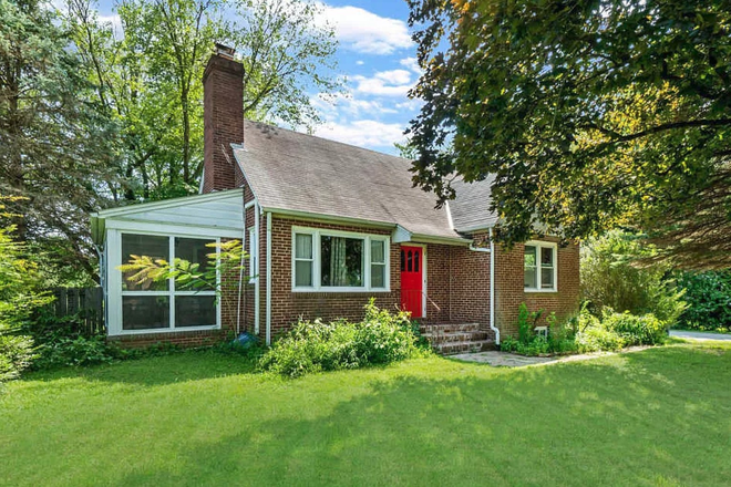 Front of the house - Peaceful Greenspring Room House