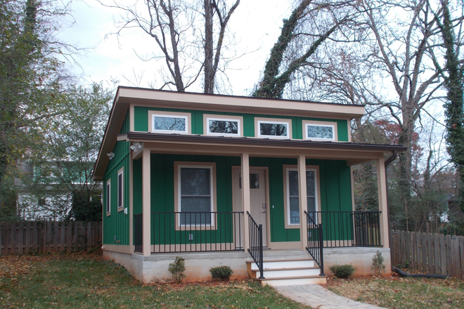 Front View - New cottage near UVA hospital, UVA grounds, university amenities, wineries! House