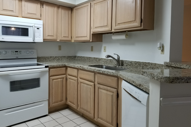 kit2 - University Inn! FURNISHED 2/2 sun-filled apt, move in ready!