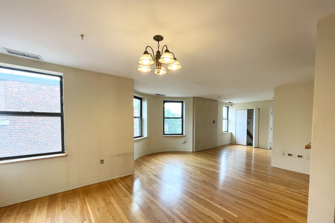 Livingroom - GAINSBOROUGH ST  2 BED IN UNIT LAUNDRY SEPTEMBER 1ST Condo