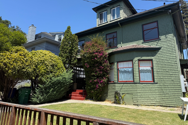 2639 Hillegass Ave - Beautiful 3 Bedroom Flat on Hillegass Ave. Easy Walk To Campus