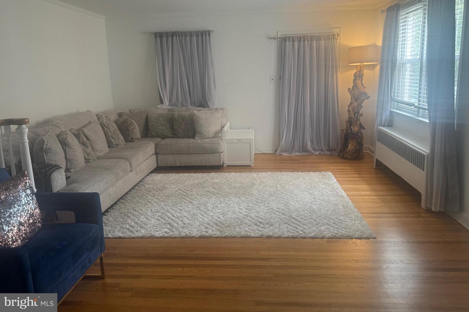 Living Room - 1 Block from City Ave. Less than 1 mile to St. Joseph's University