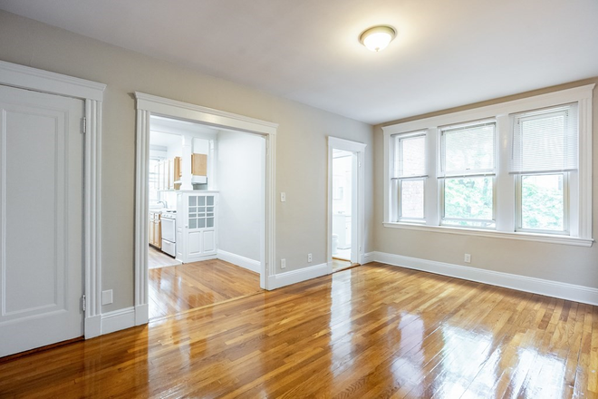 - - Close to Campus! Sunny and Bright 1 bed w/ Heat & Hot Water Included, Laundry in Building