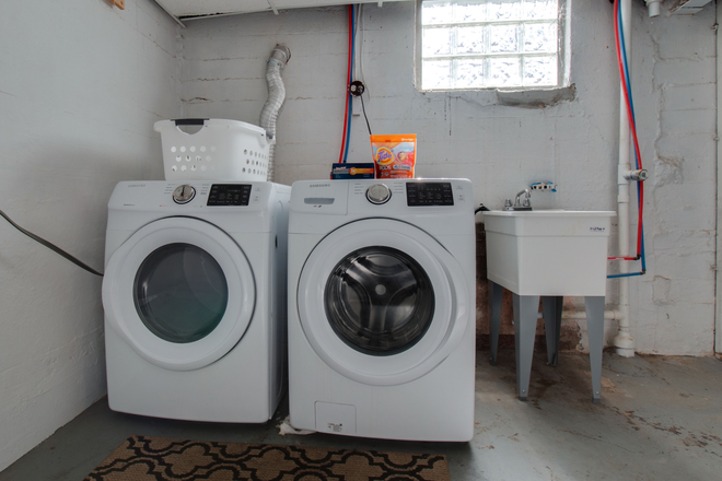 Shared space - Short commute to campus / spacious rooms! House