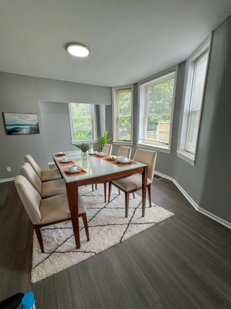 Room - Immaculate 6 Bed 2 Bath with two kitchens House