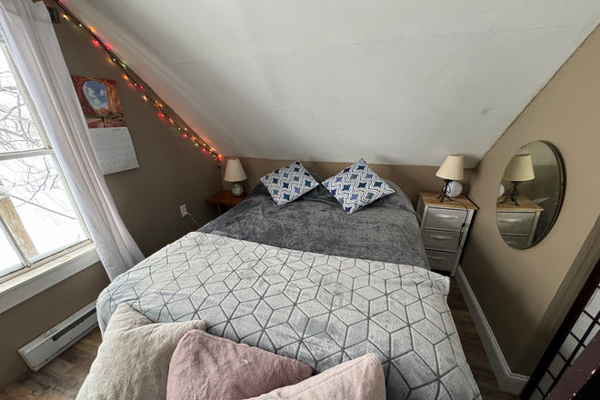 Queen bed - Quiet Loft with Lake Views