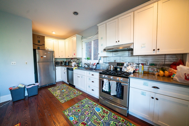 LIVING - HUGE 4 BED ON CALUMET AVAIL. 9/1/25!