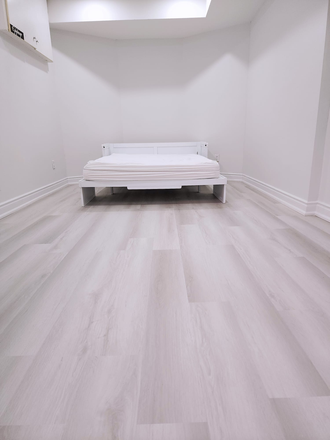 Bedroom - 5 minutes bus ride to UTM, 3 bedrooms available House