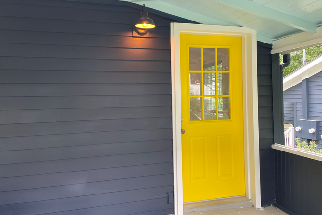 Entrance - Charming Cottage in Poquott near beach