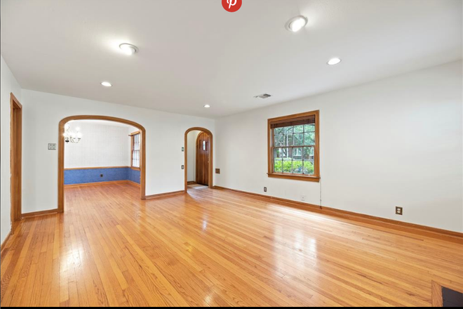 Lounge (now fully furnished) - Close to Medical/Rice. Furnished, includes utilities, free parking in safe area House